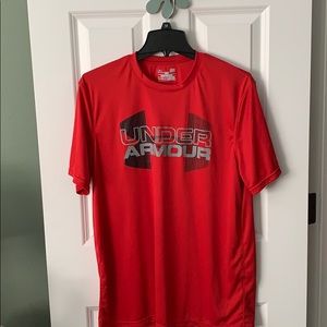 UNDER ARMOUR TSHIRT